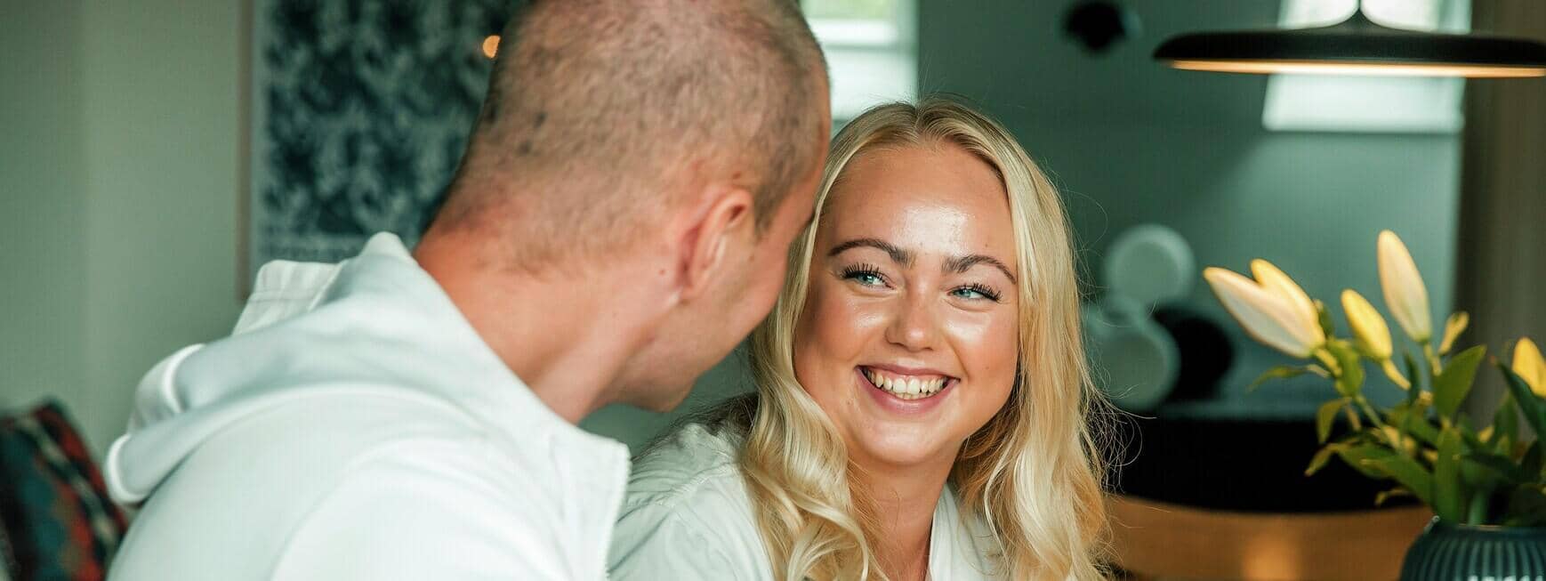 Ung kvinde smiler til ung mand