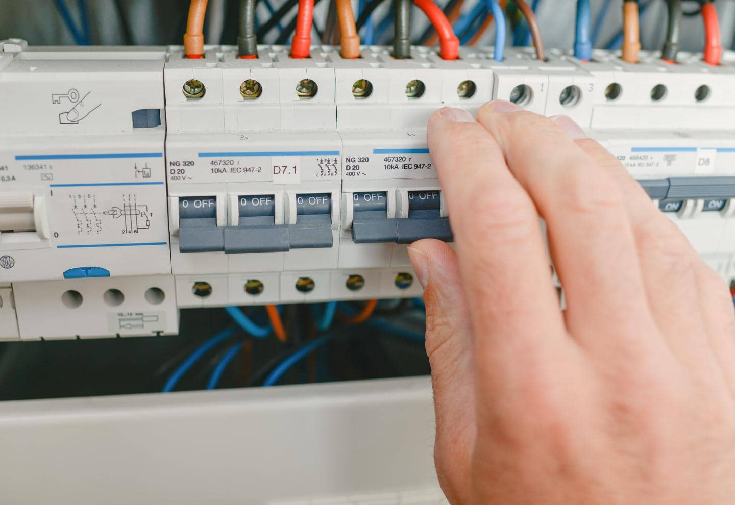 Forebyg brand, mand tjekker el-installationer
