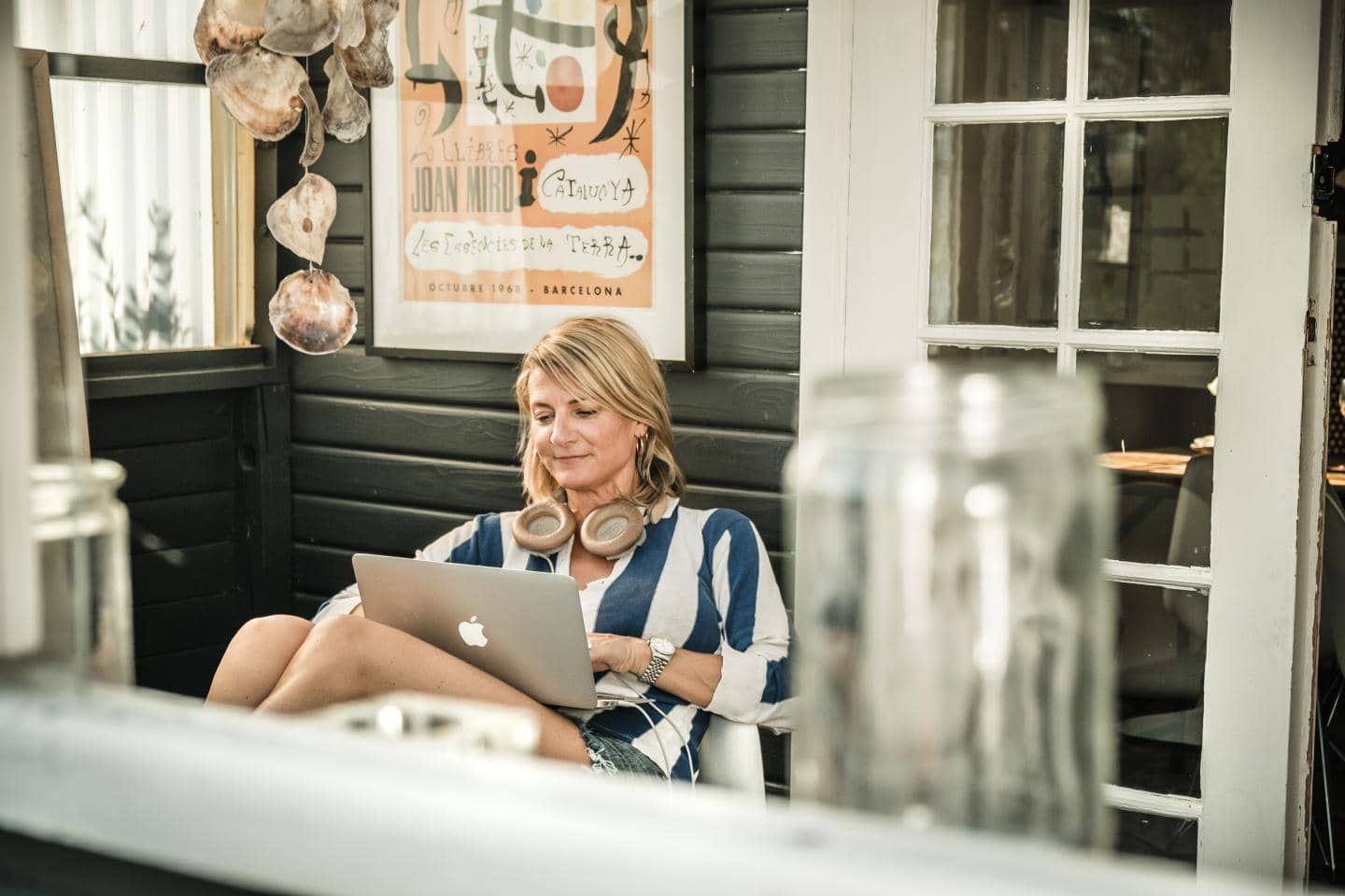 Kvinde med laptop udendørs