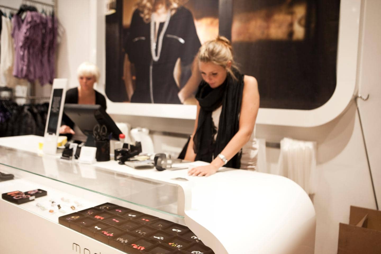 Kvinde arbejder i butik