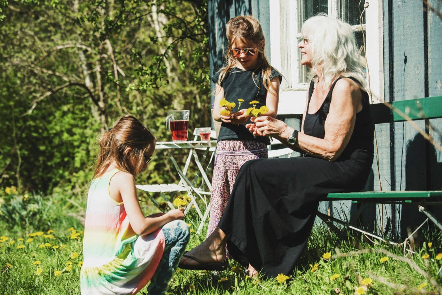bedstemor med børnebørn i sommerhuset - en fritidshusforsikring sørger for at sikre jer når i er på ferie i sommerhuset